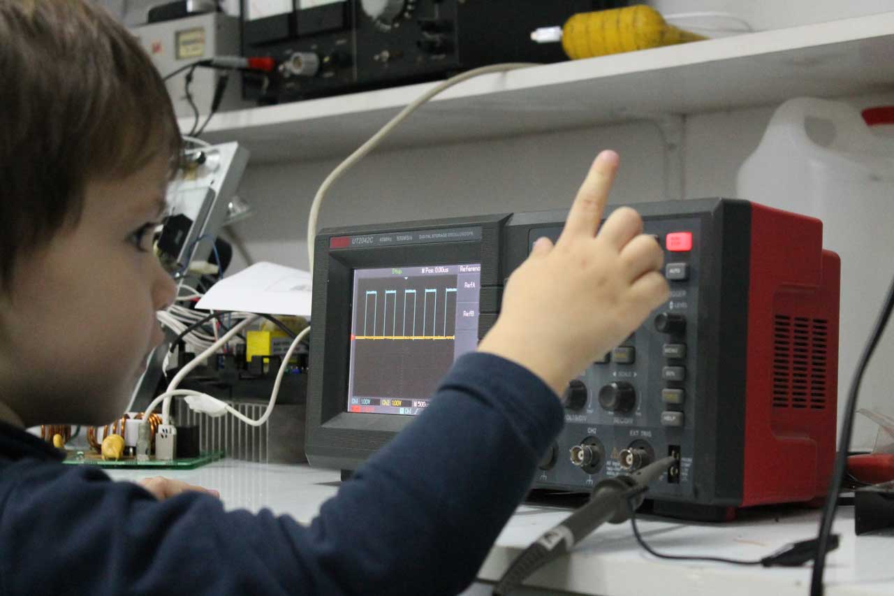 Fotografía de Óscar manipulando un osciloscopio